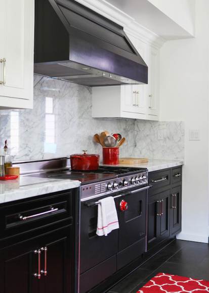 Замена ярко-красных аксессуаров в этой черно-белой кухне поменяет и общий вид помещения.