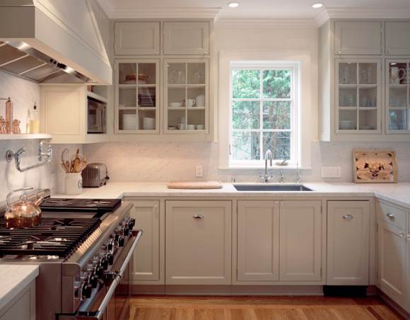 Серый кухонный гарнитур отлично сочетается со столешницей под мрамор