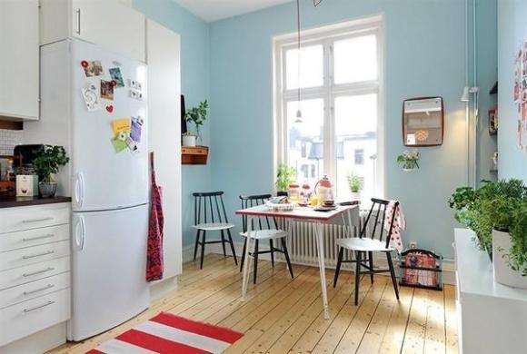Красно-белую кухню можно создать с помощью аксессуаров: посмотрите на красно-белый полосатый коврик, утварь с красными пластиковыми вставками, красное кухонное полотенце и фартук.