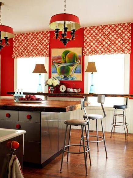 Большое количество красного цвета сложно сочетать. Но возможно. Посмотрите на прекрасную кухню, сочетающую натуральное темное дерево, красные стены, занавески с красным узором и вычурные светильники с красным абажуром. Удивительно красиво и стильно!