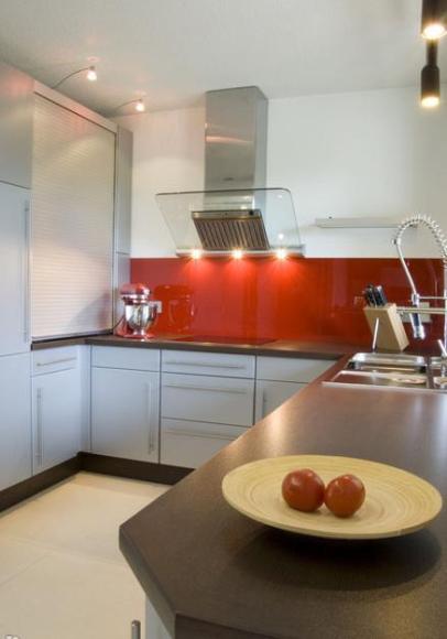 Кухонный фартук красного цвета цвета может выглядеть шокирующе.